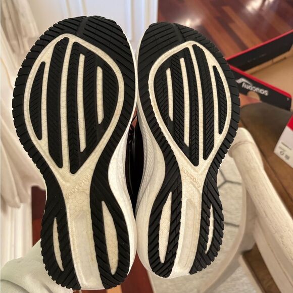 Saucony Triumph 21 Running Sneakers - Picture 3 of 7